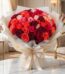 Impresionante bouquet de 72 rosas FILIPPA en tonos rojos, naranjas y rosas, con empaque coreano elegante, sobre mesa de mármo
