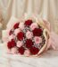 Bouquet ELETRA con 20 rosas rojas y rosadas, envuelto en papel coreano, sobre una superficie de mármol, ideal para regalar am