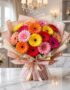 Bouquet Floral Adela, un ramo grande y vibrante de gerberas en tonos rojos, naranjas, amarillos y rosas, con empaque coreano