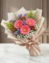 Bouquet Floral LIA con gerberas amarillas vibrantes, envuelto en papel coreano elegante, sobre una superficie de mármol pulid