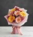 Bouquet de gerberas multicolor en tonos pastel (rosas y amarillas) con alstroemerias, envuelto en papel rosa y blanco, sobre