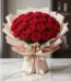 Bouquet Giordana con 24 rosas rojas frescas y abiertas, envuelto en papel coreano beige y rosa, atado con un lazo de seda, so