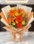 Bouquet LIRICA con lirios naranjas vibrantes, rosas amarillas abiertas y gerberas rojas, envuelto en papel coreano elegante s