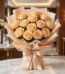Bouquet de 12 rosas Celestina color melocotón en empaque coreano, sobre mesa de mármol en un ambiente elegante de floristería