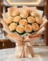 Bouquet de 12 rosas Celestina color melocotón en empaque coreano, sobre mesa de mármol en un ambiente elegante de floristería