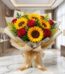 Impresionante bouquet de rosas rojas y girasoles vibrantes en un elegante empaque coreano, sobre una superficie de mármol bla