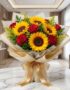 Impresionante bouquet de rosas rojas y girasoles vibrantes en un elegante empaque coreano, sobre una superficie de mármol bla