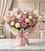 Bouquet de 18 rosas rosadas y blancas, con follaje verde, envuelto en papel coreano rosa claro y atado con un lazo de satén,