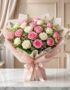 Bouquet de 18 rosas rosadas y blancas, con follaje verde, envuelto en papel coreano rosa claro y atado con un lazo de satén,