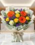 Bouquet Floral SABRINA con rosas amarillas, gerberas naranjas y flores de relleno moradas, envuelto en papel coreano elegante