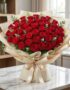 Impresionante Bouquet TIZIANA con 80 rosas rojas premium, empaque coreano elegante, sobre mármol, ideal para ecommerce de flo
