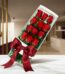 Caja de 12 rosas rojas frescas y vibrantes, presentadas en un elegante estuche blanco con un lazo de satén rojo, sobre una su