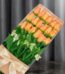Caja de 18 rosas salmón frescas y vibrantes, presentadas en un elegante empaque con lazo, ideal para regalar en cualquier oca