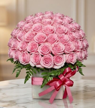 Caja floral Nadia con 72 rosas rosadas frescas y abiertas, dispuestas elegantemente en un arreglo grande y exuberante, con fo