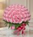 Caja floral Nadia con 72 rosas rosadas frescas y abiertas, dispuestas elegantemente en un arreglo grande y exuberante, con fo