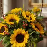 Primer plano extremo de una canasta floral con 12 girasoles, mostrando texturas hiperrealistas, gotas de rocío sutiles y colo