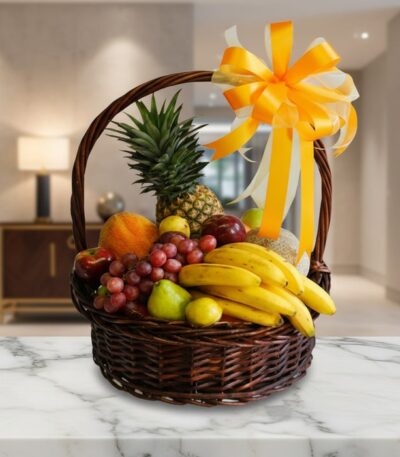 Canasta de frutas Sirio con piña, uvas, manzanas, plátanos y melón, sobre mármol pulido en un entorno de lujo, ideal para reg