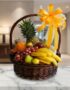 Canasta de frutas Sirio con piña, uvas, manzanas, plátanos y melón, sobre mármol pulido en un entorno de lujo, ideal para reg