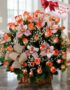 Canasta de rosas naranjas y orquídeas rosadas en un arreglo floral elegante con un lazo de arpillera y una tarjeta de 'Happy