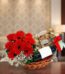 Cesta de regalo ROMA con gerberas rojas, vino tinto y chocolates Ferrero Rocher, ideal para ocasiones especiales.