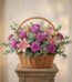 Cesta de flores AZURE con rosas moradas, lirios rosas, paniculata y eucalipto, ideal para regalar en cualquier ocasión especi
