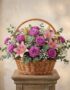 Cesta de flores AZURE con rosas moradas, lirios rosas, paniculata y eucalipto, ideal para regalar en cualquier ocasión especi