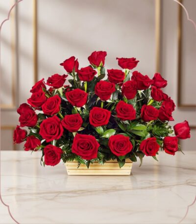 Cesta de Rosas GIOIA con 40 flores rosadas, arreglo floral elegante sobre mesa de mármol con fondo sofisticado y luz cálida.