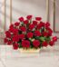 Cesta de Rosas GIOIA con 40 flores rosadas, arreglo floral elegante sobre mesa de mármol con fondo sofisticado y luz cálida.