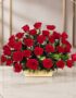Cesta de Rosas GIOIA con 40 flores rosadas, arreglo floral elegante sobre mesa de mármol con fondo sofisticado y luz cálida.