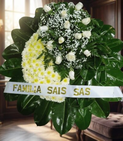 Corona fúnebre Descansa en Paz con rosas blancas y crisantemos amarillos, cinta personalizada, en sala de velación premium co