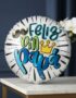 Globo metalizado blanco con la frase 'Feliz Día Papá' en colores vibrantes, bigote y corona, sobre una mesa de mármol con orq