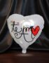 Globo metalizado en forma de corazón con la frase 'Te Amo' y un corazón rojo, ideal para expresar amor en cualquier ocasión e