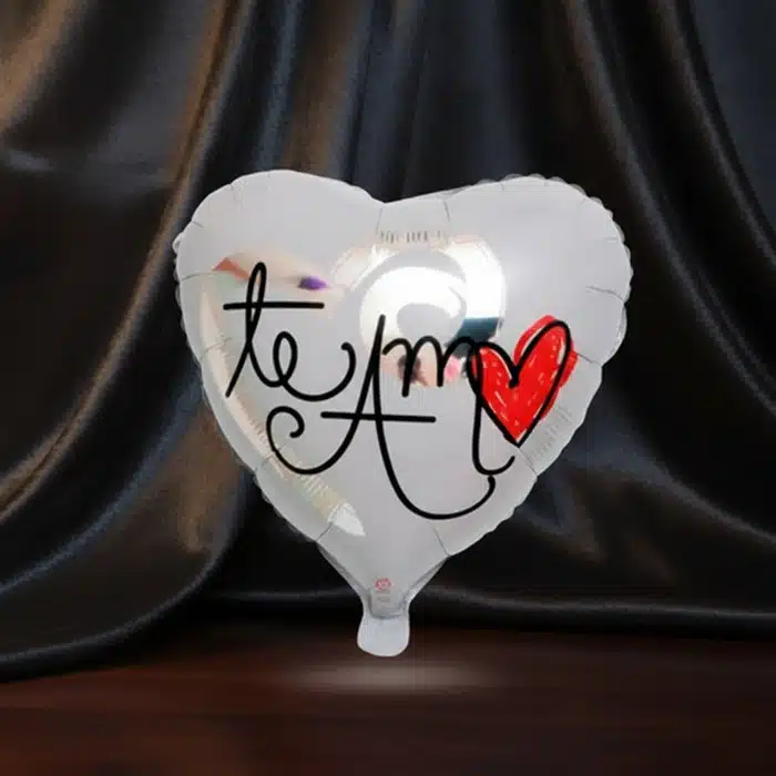 Globo Metalizado Te Amo Corazón para Regalos Románticos Globo metalizado en forma de corazón con la frase 'Te Amo' y un corazón rojo, ideal para expresar amor en cualquier ocasión e