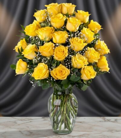 Jarrón de cristal con 24 rosas amarillas frescas y vibrantes, dispuestas elegantemente sobre una mesa de mármol con un fondo