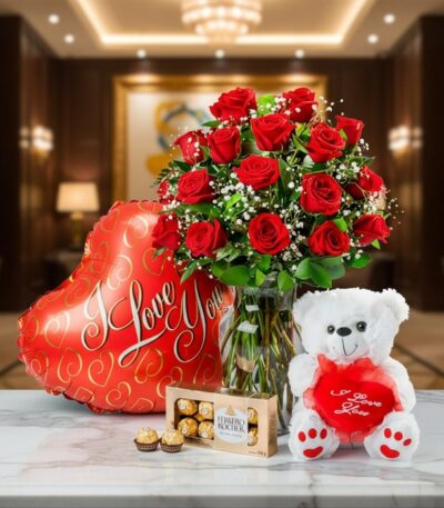 Jarrón Dulce Amor con rosas rojas frescas, un osito de peluche blanco con corazón rojo, chocolates Ferrero Rocher y un globo