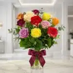 Jarron de Rosas CRISTINA con 12 rosas de diferentes colores vibrantes, como rojo, amarillo, rosa, morado y naranja, con folla