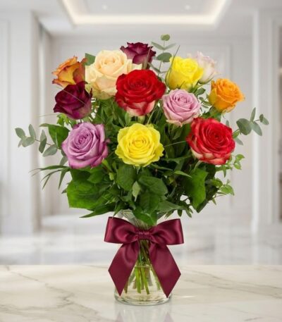 Jarron de Rosas CRISTINA con 12 rosas de diferentes colores vibrantes, como rojo, amarillo, rosa, morado y naranja, con folla