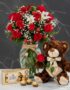 Jarrón Todo Para Ti con rosas rojas, lirios blancos, fresas, cerezas, osito de peluche con rosa y caja de bombones Ferrero Ro