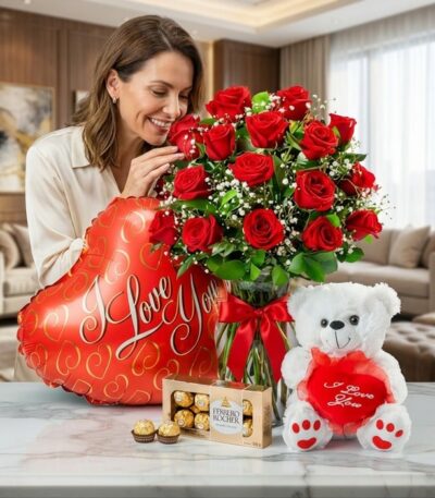 Mujer sonriente y elegante admirando un gran arreglo floral de rosas rojas en un jarrón, junto a un globo de corazón, chocola