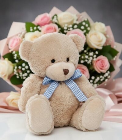 Oso de felpa color miel con lazo azul a cuadros, sentado frente a un elegante ramo de rosas rosadas y blancas, ideal para reg