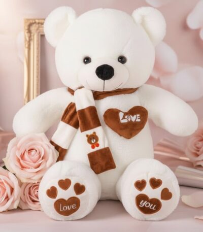 Oso de felpa blanco con bufanda a rayas marrones y blancas, corazón bordado 'LOVE' y patas con huellas de corazón, rodeado de