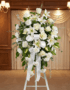 Pedestal conmemorativo Santuario para el Homenaje a PAREDES, con un elegante arreglo floral funerario de rosas blancas, lirio