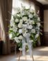 Impresionante pedestal fúnebre 'Hasta Pronto' con lirios, rosas y claveles blancos, realzado con un lazo de satén, en una sal