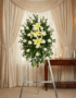 Pedestal fúnebre "Luz de Jacinta" con rosas blancas y lirios amarillos, en una elegante sala de velación con iluminación cáli