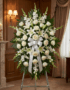 Pedestal de honor Abdon con rosas blancas, lirios y gladiolos en una elegante sala de velación, ideal para homenajes póstumos