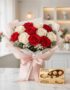 Ramillete Dulce Despertar con 12 rosas rojas y blancas, empaque coreano rosa, eucalipto y gypsophila, junto a una caja de Fer