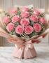 Ramillete o bouquet de 12 rosas rosadas grandes y abiertas con follaje, envuelto en papel coreano rosa y beige, atado con un