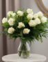 Ramo de 18 rosas blancas frescas en un jarrón de cristal, con follaje verde, sobre una mesa de mármol y fondo elegante.