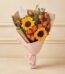 Ramo Beatrice con rosas salmón, girasoles vibrantes y eucalipto, envuelto en papel kraft y rosa, ideal para regalar en cualqu