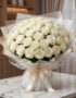 Impresionante ramo JACOBELLA de 60 rosas blancas frescas y abiertas, con empaque coreano elegante y lazo de seda, sobre mesa